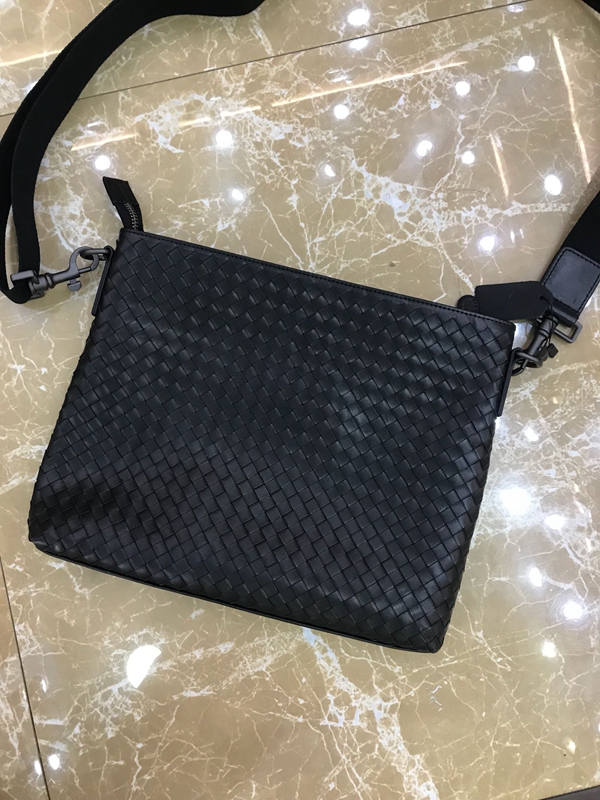 ボッテガヴェネタバッグ背面デザイン